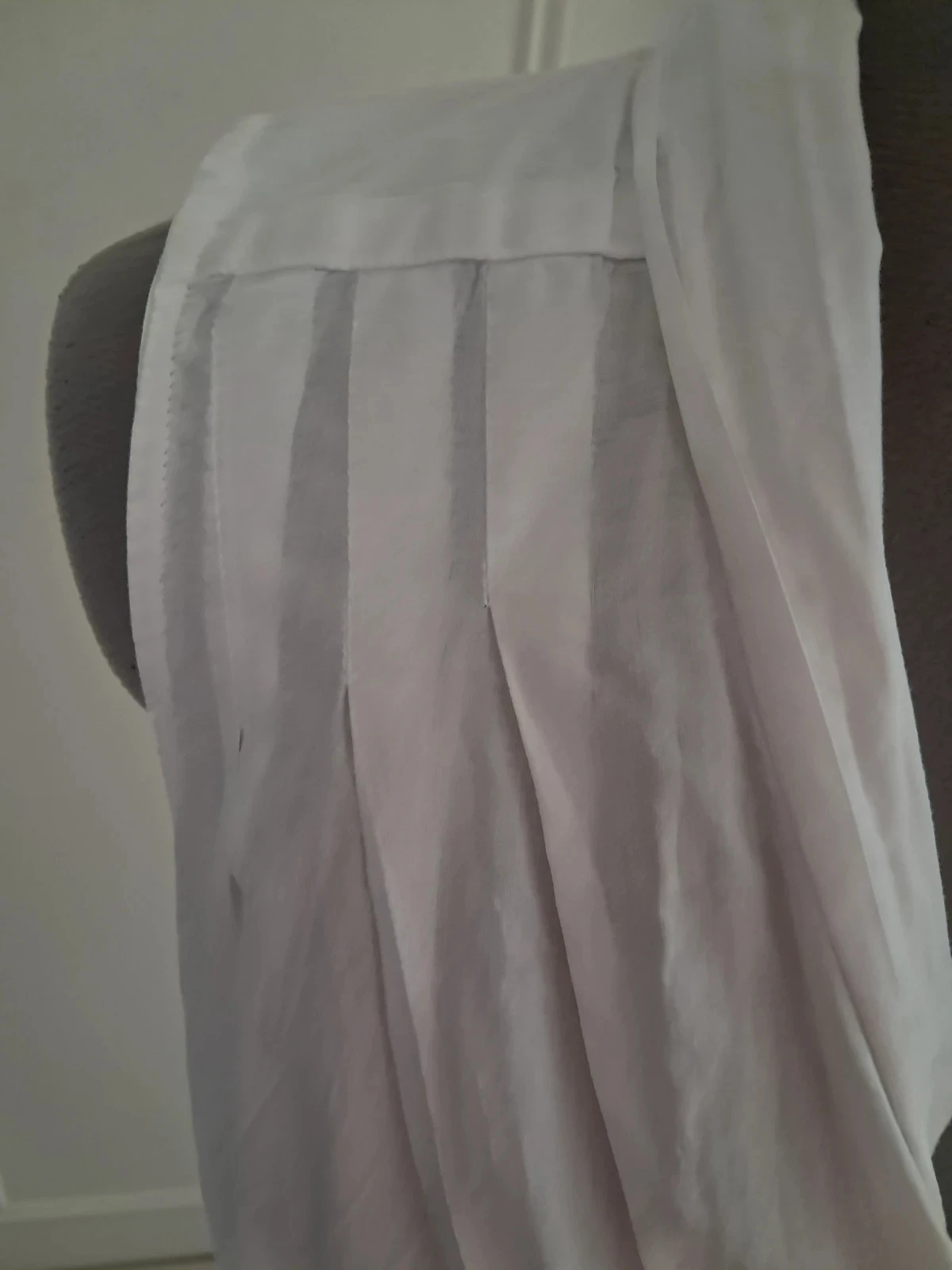 Blouse blanche sans manches avec col cravate Kookai taille 38 – photo 5